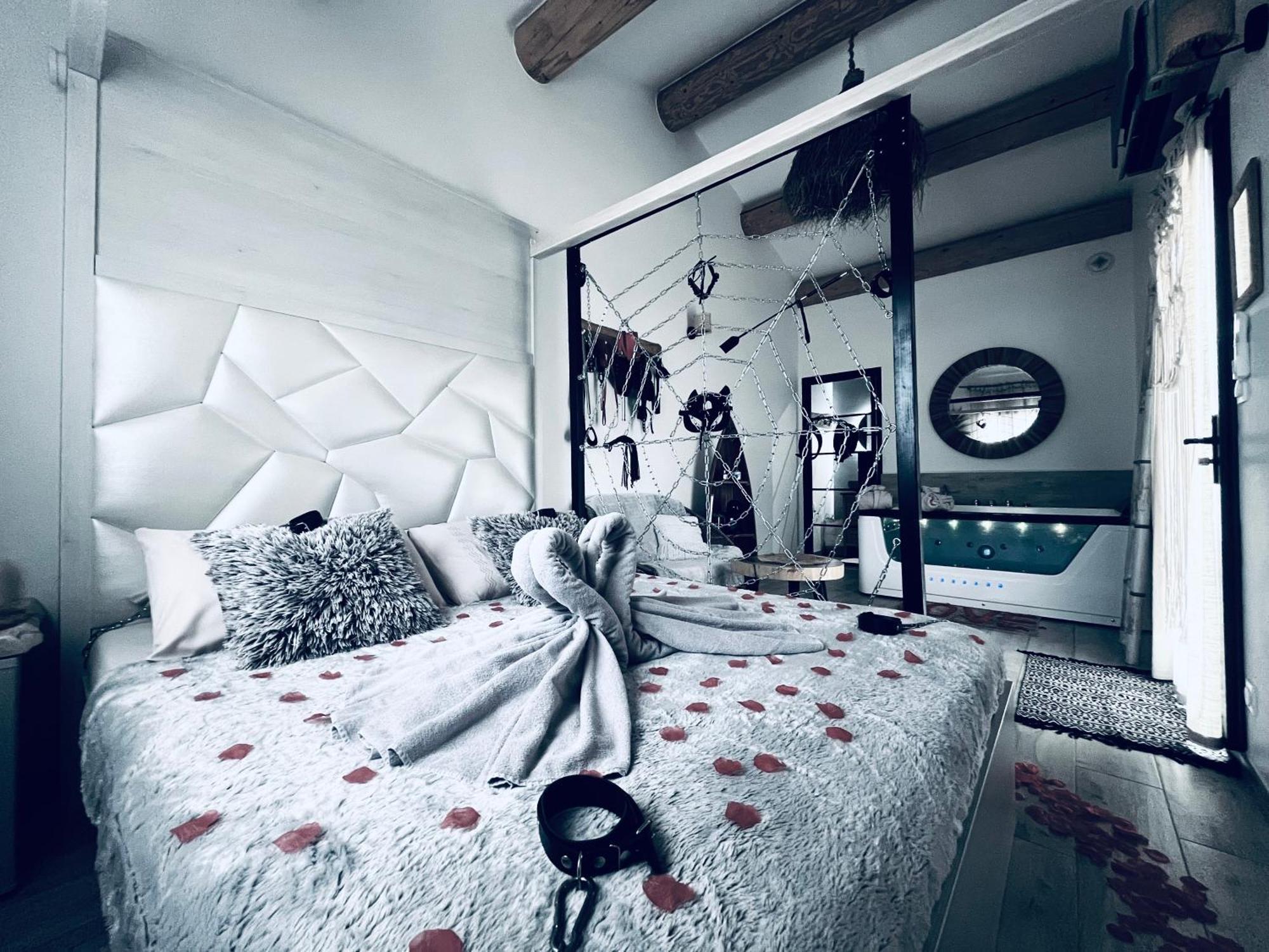 Villa Cocoon - Love Room Cocooning & 50 Nuances Cuges-les-Pins Bagian luar foto